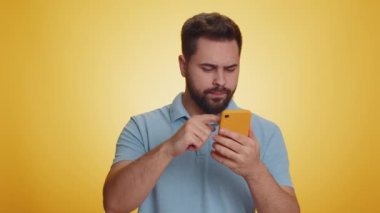 Kafkasyalı adam cep telefonu daktilo kullanıyor. Tarayıcı takibini kaybediyor. Ani piyango sonuçları, kötü şans, kayıp, başarısızlık. Yakışıklı, sarı stüdyo duvarında yapayalnız, kapalı bir yerde.
