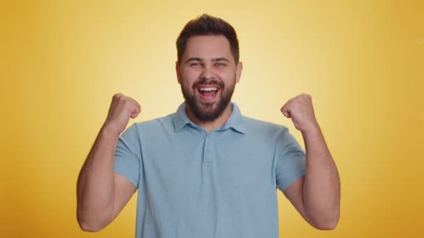 Χαρούμενος Καυκάσιος Άντρας Φωνάζει Σηκώνει Γροθιές Χειρονομία Έκανα Γιορτάζει Την — Αρχείο Βίντεο