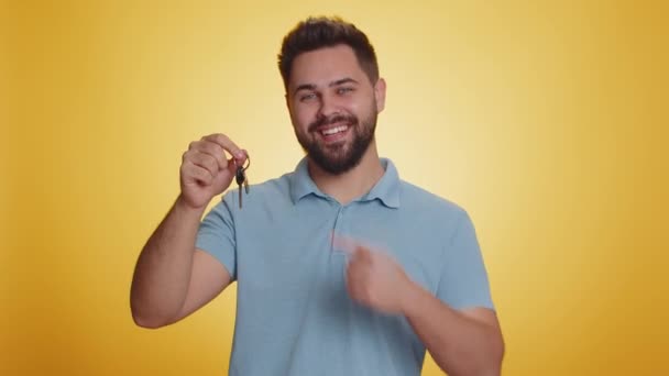 Ευτυχισμένος Νεαρός Άνδρας Κτηματομεσίτης Άρση Χέρι Δείχνει Κλειδιά Του Νέου — Αρχείο Βίντεο