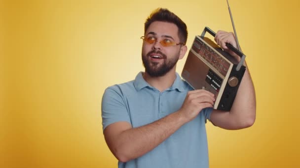 Hombre Caucásico Feliz Usando Reproductor Cintas Retro Para Escuchar Música — Vídeos de Stock