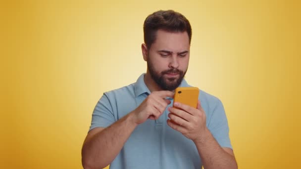 Vit Man Använder Mobiltelefon Skriva Bläddra Förlorar Blir Förvånad Plötsliga — Stockvideo