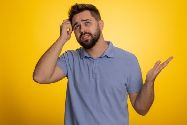 Hiçbir fikrim yok, cevabı bilmiyorum. Kafası karışmış, kafası karışmış, çaresiz bir şekilde el kaldıran, zor bir soruyla kafası karışmış, cahil, beyaz bir adam. Sarı stüdyo geçmişinde kafası karışmış yakışıklı bir adam.