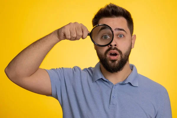 Onderzoeker Onderzoeker Wetenschapper Man Met Vergrootglas Buurt Van Gezicht Kijken — Stockfoto