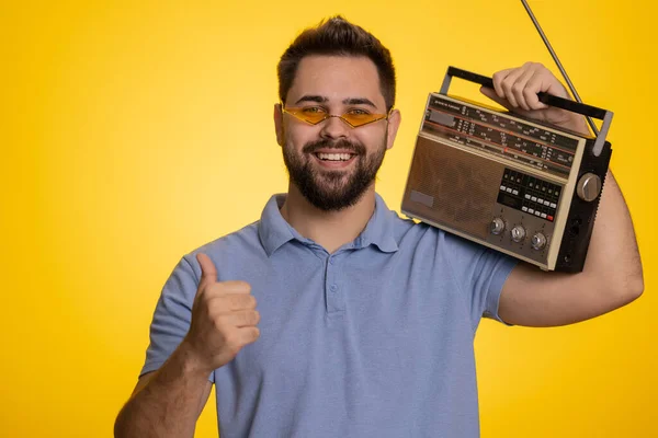 Happy Caucasian Man Met Behulp Van Retro Tape Platenspeler Muziek — Stockfoto