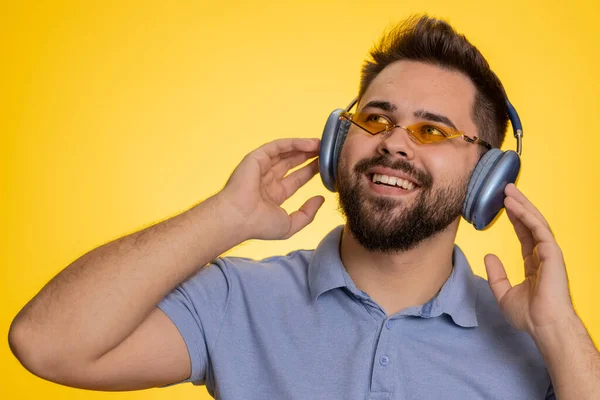 Jonge Gelukkige Man Die Muziek Luistert Een Koptelefoon Dansende Disco — Stockfoto