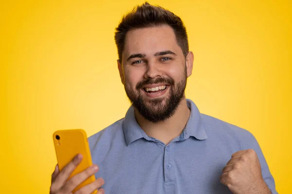 Mutlu Heyecanlı Tişörtlü Beyaz Adam Akıllı Telefon Yazıcı Kullanıyor Vay — Stok fotoğraf