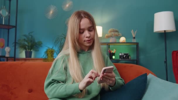 Mijn God Wow Opgewonden Gelukkige Jonge Vrouw Gebruik Smartphone Typen — Stockvideo
