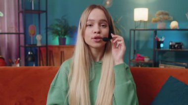 Kafkasyalı, kulaklık takan kadın POV 'u, serbest çalışan, çağrı merkezi ya da destek operatörü yardım hattı, müşteri ya da iş arkadaşı iletişim desteği ile el sallayarak selam veriyor. Sınıftaki kız.