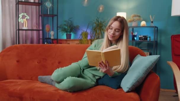 Молодая Женщина Расслабляет Интересную Книгу Переворачивает Страницы Улыбаясь Наслаждаясь Литературой — стоковое видео
