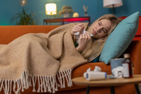 Jeune Femme Malade Souffrant Froid Allergie Couché Sur Canapé Dans — Photo