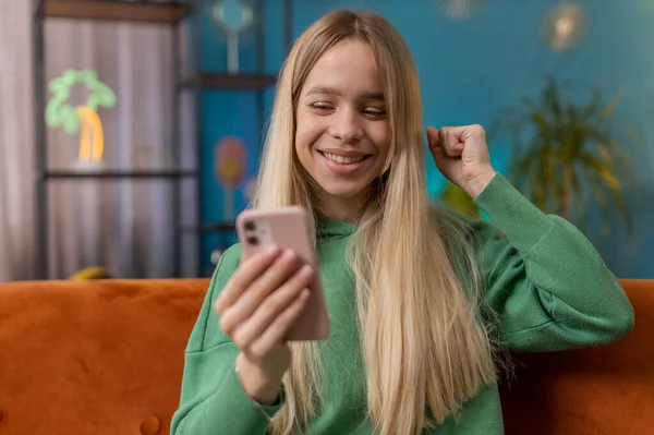 Lycklig Kvinna Använder Mobiltelefon Skriva Bläddra Säga Wow Fick Reda — Stockfoto