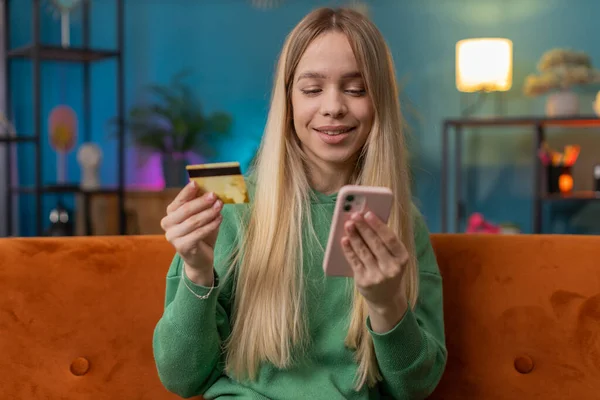 Kaukasisk Kvinna Använder Kreditkort Och Smartphone Samtidigt Överföra Pengar Inköp — Stockfoto