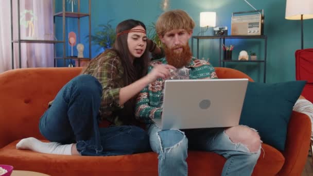 Familie Huwelijk Hippie Paar Man Vrouw Werkt Laptop Notebook Stuurt — Stockvideo