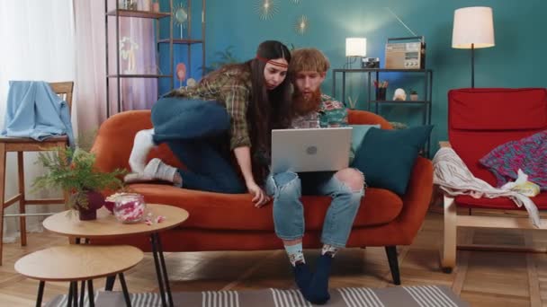 Overblij Familie Huwelijk Hippie Paar Man Vrouw Gebruiken Laptop Vieren — Stockvideo