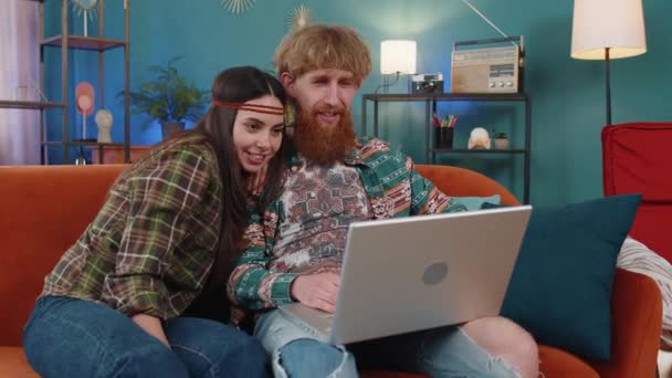 Młoda Rodzina Małżeństwo Hippie Para Mężczyzna Kobieta Podejmowania Wideo Laptop — Wideo stockowe