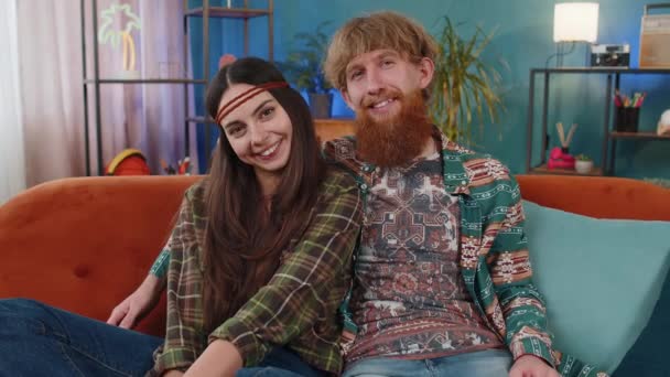 Retrato Feliz Sonriente Matrimonio Familiar Hippie Pareja Hombre Mujer Mirando — Vídeos de Stock