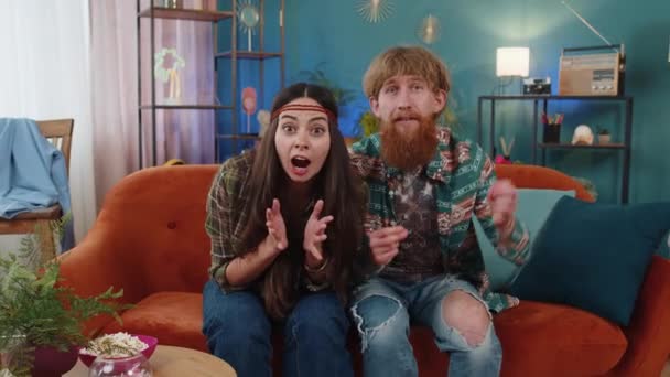 Genç Aile Hippi Bir Çiftle Evlendi Bağırıyor Başarıyı Kutluyor Başarıyı — Stok video