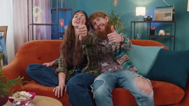 Comme Famille Heureuse Marié Hippie Couple Homme Femme Regardant Avec — Video
