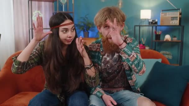 Aile Evliliği Hippi Çift Erkek Kadın Şakacı Aptal Yüz Ifadeleri — Stok video