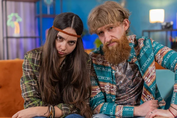 Molesto Disgustado Matrimonio Familiar Hippie Pareja Hombre Mujer Reaccionando Desagradable —  Fotos de Stock