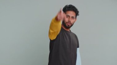 Hey sen! Genç Hintli adam heyecanla gülümsüyor ve kamerayı işaret ediyor. Şanslı mutlu kazananı seçiyor. Bu da seni harika gösteriyor. Yakışıklı, sakallı Hintli adam. Gri stüdyo arka planında tek başına.