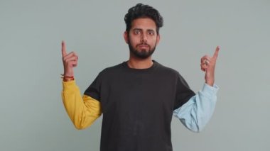 Hiçbir fikrim yok, cevabı bilmiyorum. Şaşırmış, cahil, belirsiz Hintli yakışıklı adam çaresiz bir hareketle el kaldırıyor zor bir soruyla kafası karışmış. Gri stüdyo geçmişinde bir adamın kafası karışmış.