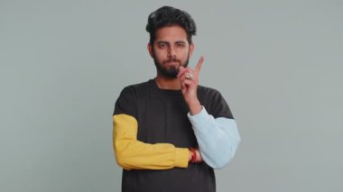 Hintli yakışıklı adam parmağını sallıyor ve 