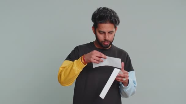 Schöne Indische Mann Offenen Umschlag Herausnehmen Brief Liest Fühlen Sich — Stockvideo