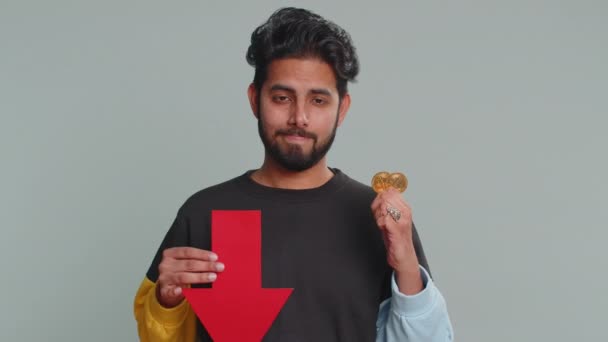 Hombre Indio Molesto Mostrando Flecha Roja Apuntando Hacia Abajo Rebaja — Vídeo de stock
