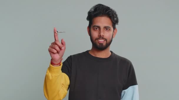 Homem Indiano Jovem Agente Imobiliário Levantando Mão Mostrando Chaves Novo — Vídeo de Stock