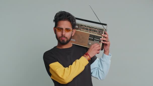 Indiase Man Met Behulp Van Retro Tape Platenspeler Muziek Luisteren — Stockvideo
