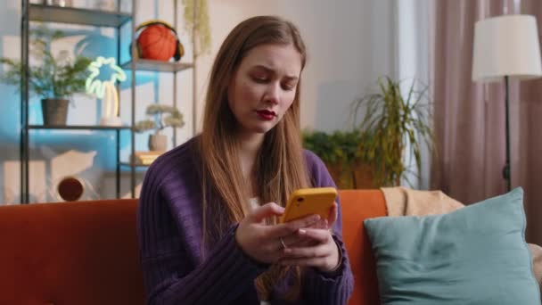 Smutná Nespokojenost Žena Používat Smartphone Psaní Prohlížení Ztrácí Stává Překvapený — Stock video