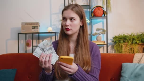 Planejamento Orçamento Familiar Sorrindo Jovem Contando Dinheiro Dinheiro Use Smartphone — Vídeo de Stock