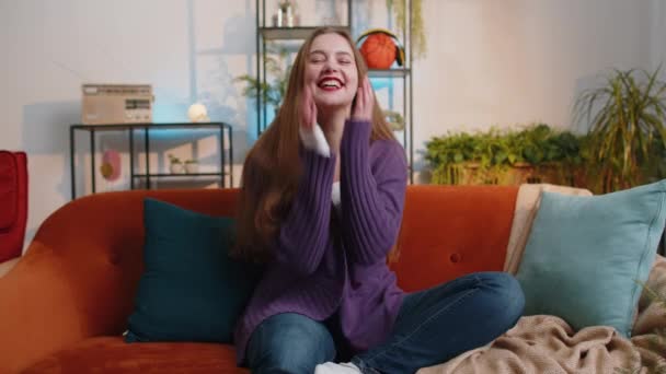Gülünç Anekdotlar Komik Espriler Duyduktan Sonra Kahkahalarla Gülen Bir Kadın — Stok video