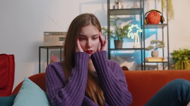 Unzufriedene Junge Frau Die Schläfen Reibt Kopfschmerzen Heilen Unter Spannung — Stockvideo