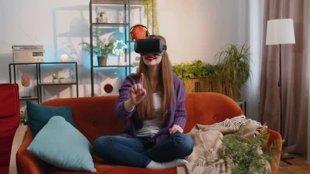 Portretul Femeii Folosind Tehnologia Futuristă Realității Virtuale Casca Cască Pentru — Videoclip de stoc