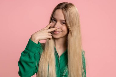 Gözüm üzerinde. Genç, kendine güvenen, beyaz bir kadın kameraya ve gözlerine bakıyor. Seni birini gözetlerken izlediğimi göster. Güzel genç kız pembe stüdyo arka planında tek başına.