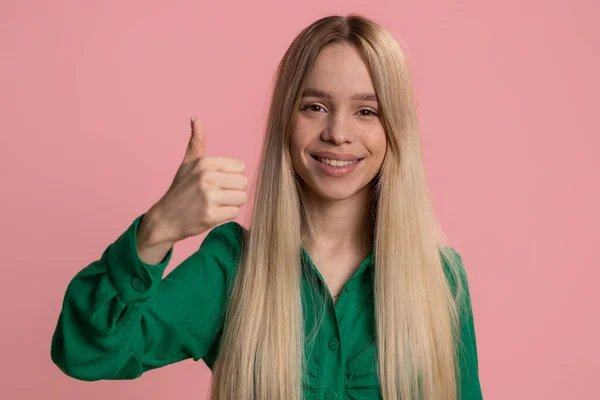 뭐랄까 카프카스 계젊은 여인은 엄지손가락을 치켜올리고 긍정적 대답을 광고가 한다고 — 스톡 사진