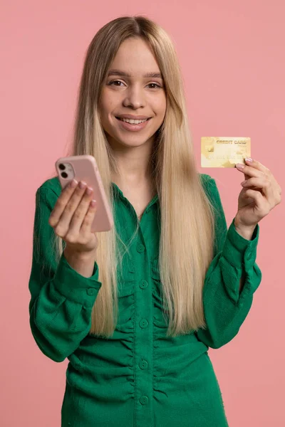 Uppriktig Kvinna Kund Med Kreditkort Och Smartphone Samtidigt Överföra Pengar — Stockfoto