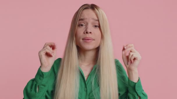 Femeia Caucaziană Degetele Încrucișate Simțind Lipsă Speranță Singurătate Cădere Nervoasă — Videoclip de stoc