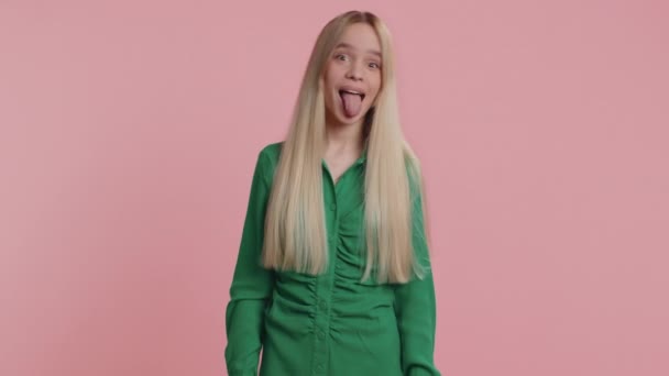 Mujer Caucásica Joven Mostrando Lengua Haciendo Caras Infantiles Cámara Jugando — Vídeos de Stock