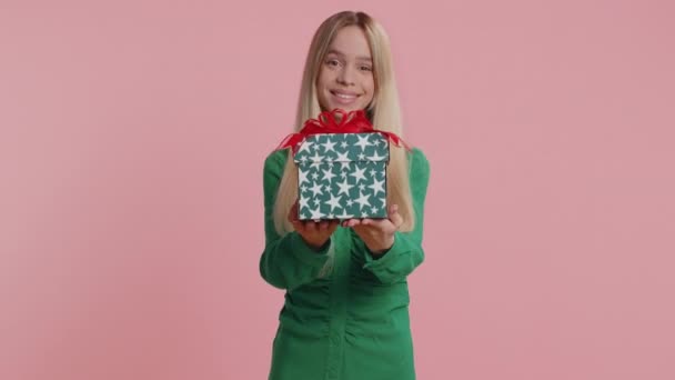 Позитивная Улыбающаяся Молодая Женщина Преподносящая Подарочную Коробку День Рождения Протягивает — стоковое видео