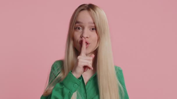 Bewahrt Meine Geheimnisse Schweigt Junge Frauen Flüstern Gerüchte Halten Die — Stockvideo