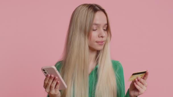 Oprechte Kaukasische Vrouwelijke Klant Met Behulp Van Creditcard Smartphone Tijdens — Stockvideo