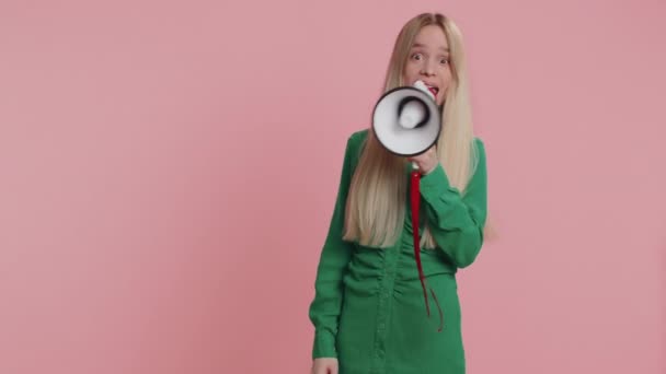 メガホンの女性悲鳴は 空の広告エリアバナーのロゴを指して 割引販売を発表しました 大声で発表し声を上げるためにスピーカーを使用して — ストック動画