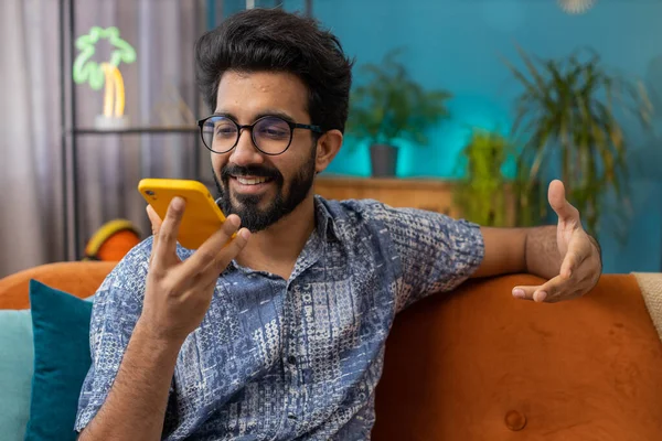 Счастливый Взволнованный Индиец Разговаривающий Телефону Друзьями Онлайн Портрет Индуса Наслаждающегося — стоковое фото