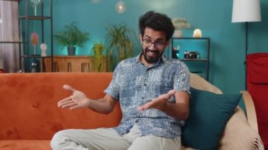 Hintli adam neden başarısızlığa uğradığını sorarak el kaldırıyor. İnançsızlık sorunları, moda sosyal medya mim 'i, anti-hayat hacklemeleri, basit işleri sebepsiz yere zorlaştıran insanlarla alay ediyor?