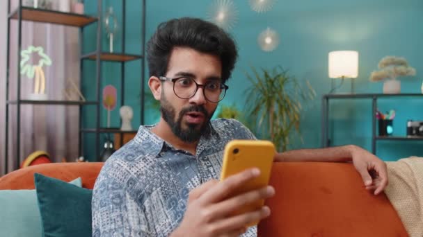 Můj Bože Wow Nadšený Šťastný Indián Použít Smartphone Psaní Procházení — Stock video