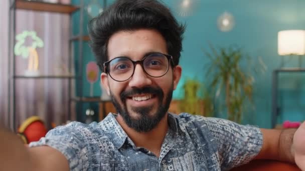 Egy Indiai Blogger Pov Aki Szelfit Készít Okostelefonján Videohívást Kommunikál — Stock videók