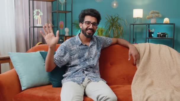 Hej Indiska Stilig Man Ler Vänligt Mot Kameran Och Viftar — Stockvideo